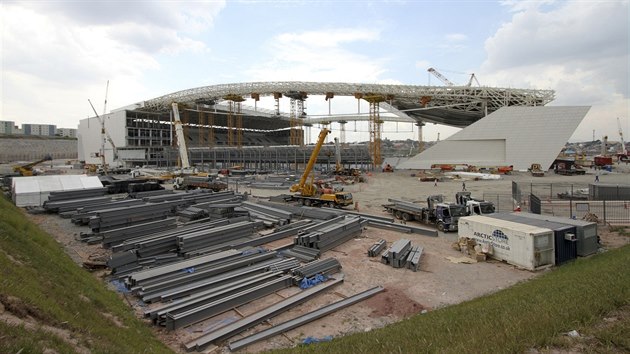 STAVBA V PLNÉM PROUDU. Takto vypadal stadion v Sao Paulu v polovin února.