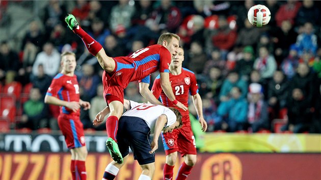 VYSKAKUJE SI NA SOUPEE. Záloník Daniel Kolá v souboji s Norem Jenssenem.