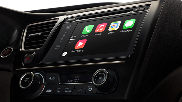 Apple integruje iPhone do palubnho systmu automobil prostednictvm sluby CarPlay.