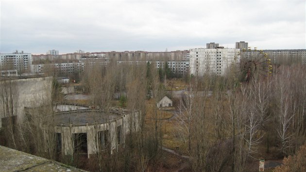 Ukrajinsk msto Pripja stojc v zn uzaven po havrii v jadern elektrrn ernobyl zarst lesem a budovy se bort.