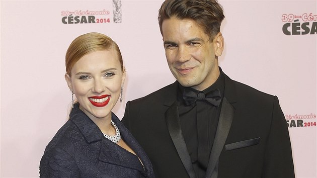 Scarlett Johanssonov a Romain Dauriac na udlen cen Cesar (Pa, 28. nora 2014)