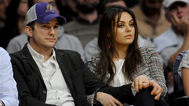 Ashton Kutcher a Mila Kunisov (4. bezna 2014)