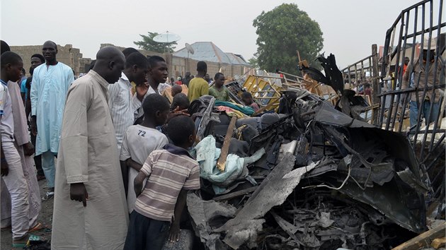 Na triti ve mst Maiduguri zabily nloe nastraen v autech 51 lid. (2. 3. 2014)