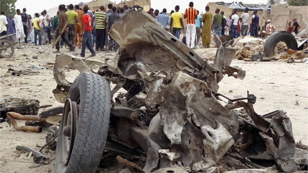 Na triti ve mst Maiduguri zabily nloe nastraen v autech 51 lid. (2. 3. 2014)