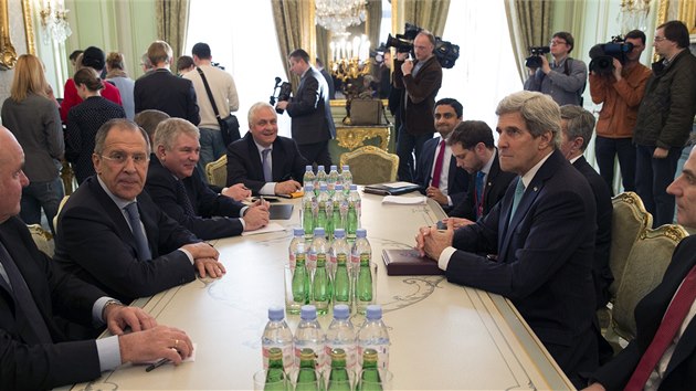 Poprv od vyhrocen ukrajinsk krize se setkali ministi zahrani Ruska Sergej Lavrov (vlevo) a USA John Kerry (vpravo). fov diplomacie jednali ve stedu v paskm Elysejskm palci (5. 3. 2014).