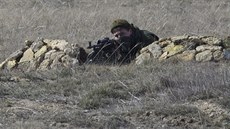 Ruský voják steí námoní základnu Novoozerne na Krymu (4. bezna 2014)