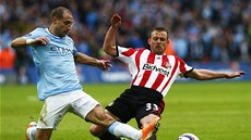 TVRDÝ BOJ. Zabaleta z Manchesteru City (vlevo) a Lee Cattermole ze Sunderlandu.