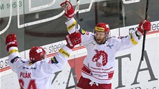 TŘINEC V LAUFU. Z gólu do sítě Vítkovice se radují Vojtěch Polák a Martin TŘINEC V LAUFU. Z gólu do sítě Vítkovice se radují Vojtěch Polák a Martin