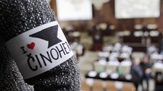 Příznivci Činoherního studia na zastupitelstvo dorazili s páskami vyjadřujícími... Příznivci Činoherního studia na zastupitelstvo dorazili s páskami vyjadřujícími...