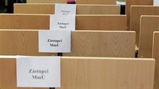 Do jednacího sálu se veřejnost nedostala. Magistrát poprvé volná místa... Do jednacího sálu se veřejnost nedostala. Magistrát poprvé volná místa...