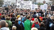Proti zániku současného Činoherního studia protestovala před ústeckým... Proti zániku současného Činoherního studia protestovala před ústeckým...
