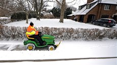 Obyvatelé odklízí sníh po bouři, která zasáhla Spojené státy americké (3.... Obyvatelé odklízí sníh po bouři, která zasáhla Spojené státy americké (3....