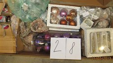 Policisté nali vánoní a velikononí ozdoby v padesáti krabicích u polní cesty...