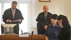 Jednatřicetiletá matka (vpravo) z Vlasatic, která zavraždila tři svoje... Jednatřicetiletá matka (vpravo) z Vlasatic, která zavraždila tři svoje...