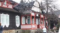 Na Pustevnách v Beskydech vzplála po půlnoci historická dřevěná chata Libušín... Na Pustevnách v Beskydech vzplála po půlnoci historická dřevěná chata Libušín...