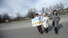 eny picházejí na proukrajinskou demonstraci v Simferopolu. (6. bezna 2014)