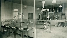 Tak vypadal operaní sál chirurgického oddlení v první polovin 20. století.