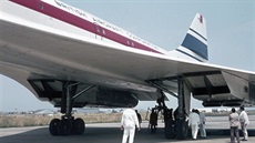 Prototyp Concorde v péi mechanik ped letem.
