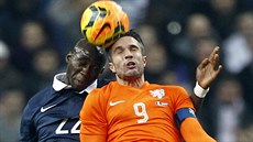 Nizozemský útočník Robin Van Persie v souboji s Eliaquim Mangalou z Francie v... Nizozemský útočník Robin Van Persie v souboji s Eliaquim Mangalou z Francie v...