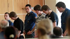 Trojice obžalovaných z vraždy patnáctileté dívky v Jihlavě před krajským soudem... Trojice obžalovaných z vraždy patnáctileté dívky v Jihlavě před krajským soudem...