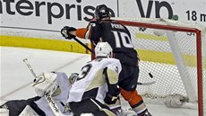 GÓL ZBLÍZKA. Corey Perry z Anaheimu skóruje v utkání proti Pittsburghu. 