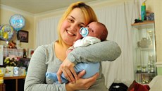 Ptadvacetiletá Gaynor Rzepka a její syn Olly James, který se narodil doma na...