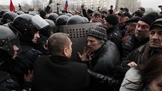 Prorutí demonstranté se pokouí proniknout do budovy oblastní administrativy v...