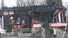 Co zbylo... Ze slavné Jurkoviovy chaty zstalo po poáru jen torzo.