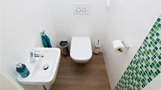 Také WC je ve znamená bílé barvy, kde stny oivuje pruh zelené mozaiky.