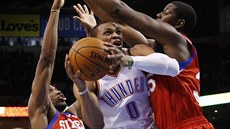 Russell Westbrook (uprostřed) z Oklahomy čelí ataku Henryho Simse (vpravo) a... Russell Westbrook (uprostřed) z Oklahomy čelí ataku Henryho Simse (vpravo) a...