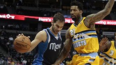 Wilson Chandler (vpravo) z Denveru se snaží zabránit v průniku Josemu... Wilson Chandler (vpravo) z Denveru se snaží zabránit v průniku Josemu...