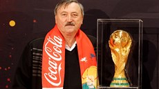 Antonín Panenka pózuje s pohárem pro fotbalové mistry světa. Antonín Panenka pózuje s pohárem pro fotbalové mistry světa.