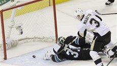 Olli Maatta z Pittsburghu pekonává gólmana Anttiho Niemiho ze San Jose.