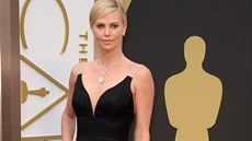 Charlize Theronová v erné veerní toalet s vlekou od Diora