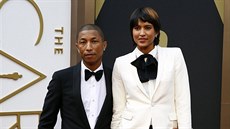 Zpvák Pharrell WIlliams ve smokingu Lanvin se ortkami v doprovodu manelky...