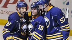 Matt Ellis (37), Cody Hodgson (19) a Tyler Myers (57) z Buffala slaví gól. Matt Ellis (37), Cody Hodgson (19) a Tyler Myers (57) z Buffala slaví gól.