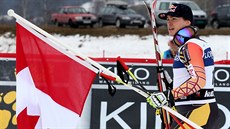 Erik Guay slaví s kanadskou vlajkou svou výhru v závodě SP v Kvitfjellu. Erik Guay slaví s kanadskou vlajkou svou výhru v závodě SP v Kvitfjellu.
