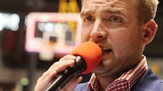 esko-polské Utkání hvzd: Libor Bouek v roli moderátora basketbalové show