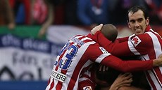 Fotbalisté Atletika Madrid slaví gól v derby s Realem.