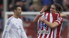 Gabi (uprosted) a Filipe Luis z Atlétika slaví gól proti Realu Madrid, vlevo...