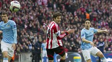 Samir Nasri (vpravo) z Manchesteru City posílá mí do sít Sunderlandu kolem...