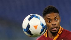 SOUSTEDNÍ. Michel Bastos z AS ím kontroluje balón v duelu proti Interu Milán.