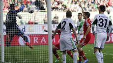 A U JE TAM! Thomas Müller z Bayernu Mnichov (druhý zprava) u zvedá ruku na...
