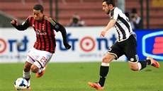 Urby Emanelson z AC Milán (vlevo) uniká Brunovi Fernandesovi z Udine.