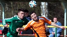 Karlovarský Ludvík Tůma (vlevo) a kolínský Jan Štoček v souboji o míč Karlovarský Ludvík Tůma (vlevo) a kolínský Jan Štoček v souboji o míč