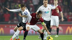 OSLAVY. Útoník Marek Bako (nahoe) se spolu s Milanem Petrelou raduje z gólu, který vstelil v minulé sezon do sít Jihlavy.