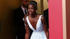 Na ervený koberec pichází Lupita Nyong'o, která byla nominovaná za film 12...