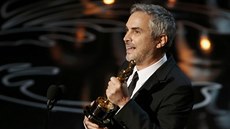 Alfonso Cuaron pebral soku Oscara za reii filmu Gravitace (2. bezna 2014).