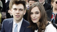 Keira Knightley a její manel James Righton na pehlídce Chanel (Paí, 4....