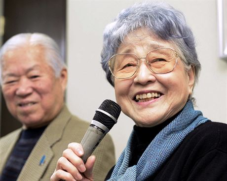 Rodie Megumi na tiskové konferenci po setkání se svou vnukou Kim.